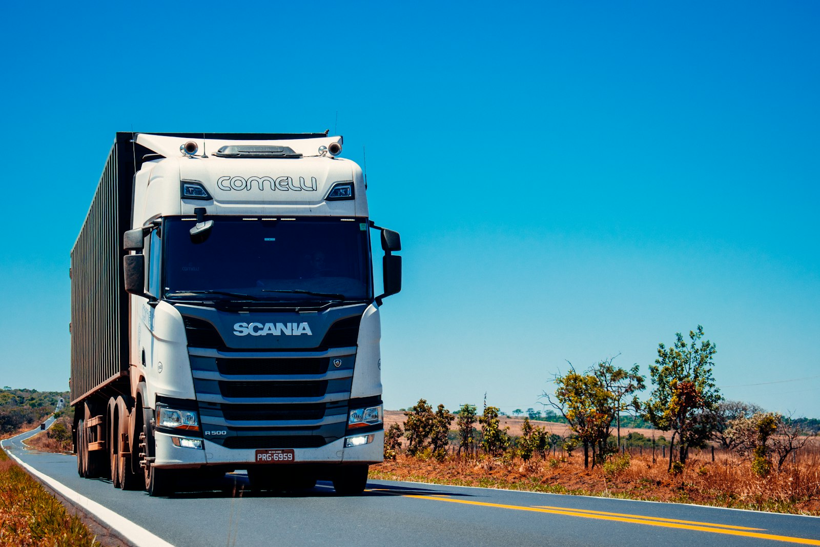 Modern Scania kamion az autópályán — illusztráció